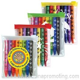 Crayons de couleur assortis dans une poche de tirette de PVC