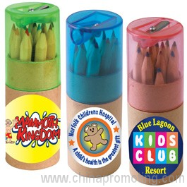 Lápis coloridos no tubo de papelão