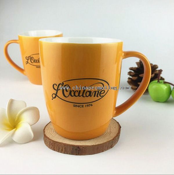 mug keramik dengan logo kustom