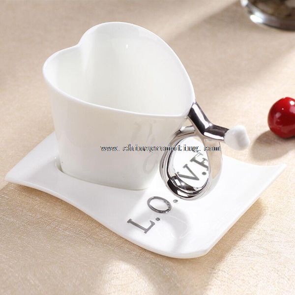 Keramik Mug dengan jantung bentuk