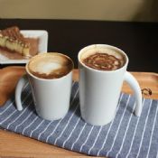 tazas y tazas de café de cerámica /tea images