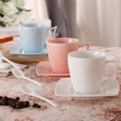 كأس الشاي السيراميك البن والصحن مع زخرفة images