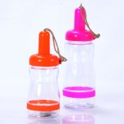 Boire une bouteille en plastique coloré avec de la ficelle images