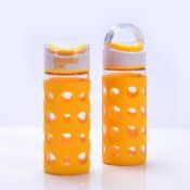 vetro bere bottiglie d&#39;acqua con manicotto in silicone images