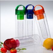 bottiglia di acqua del succo di sport con infusore di frutta images
