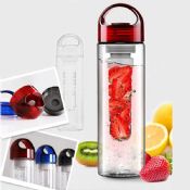 Bouteille d’eau de sport avec infuseur en fruits images