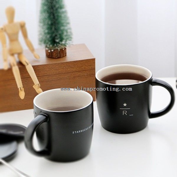 taza de café de cerámica negra