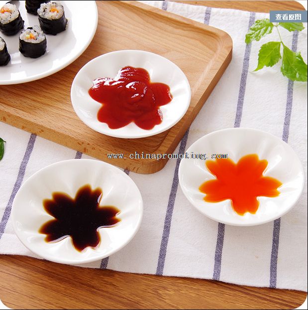 Piccoli piatti di ceramica del fiore di ciliegia