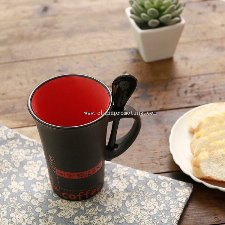 Caneca de café com a colher e o punho