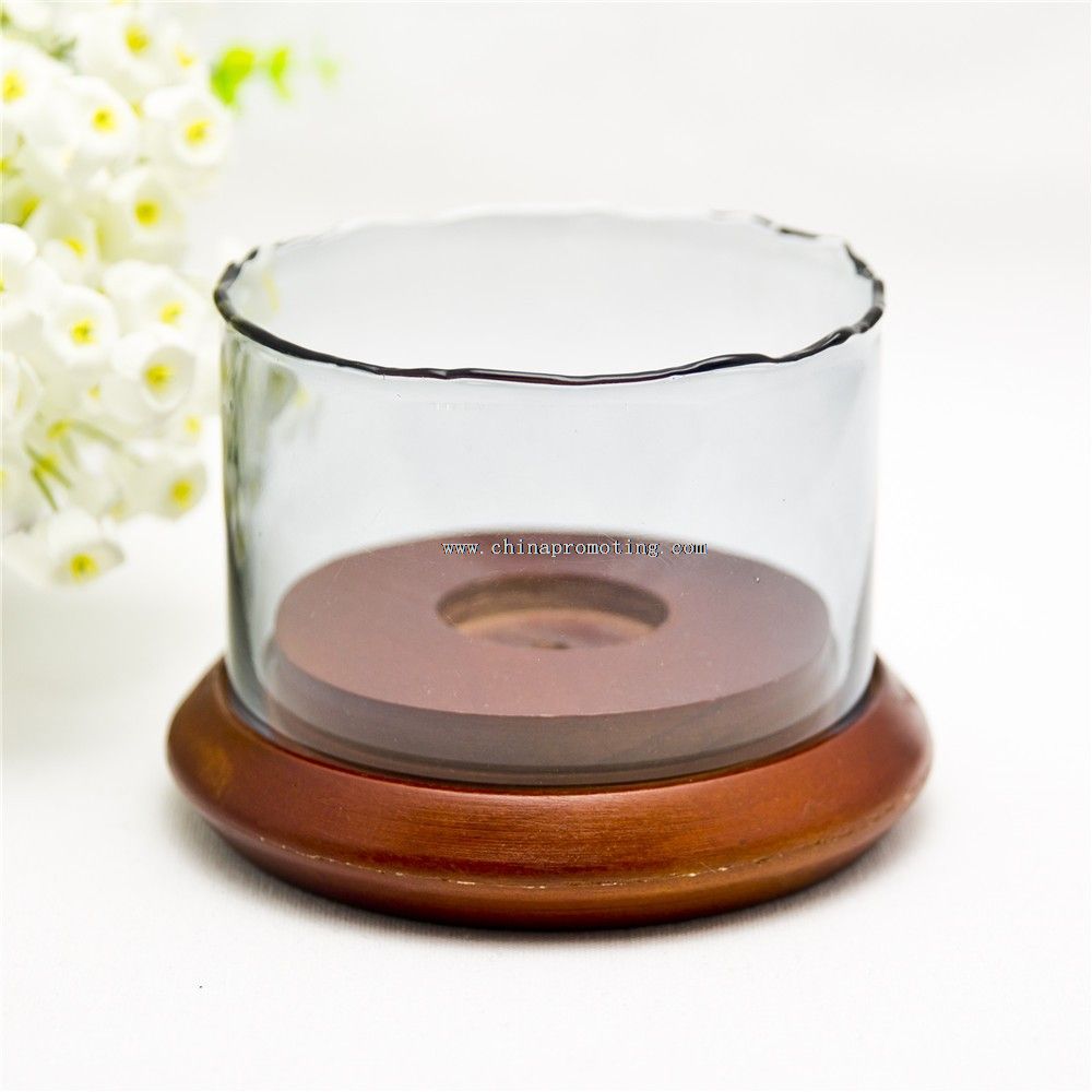 sostenedor de vela de cristal con fondo de madera