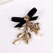 Knot Shape Custom Metal Lapel Pins images