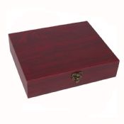 caixa de empacotamento do presente de madeira vinho images