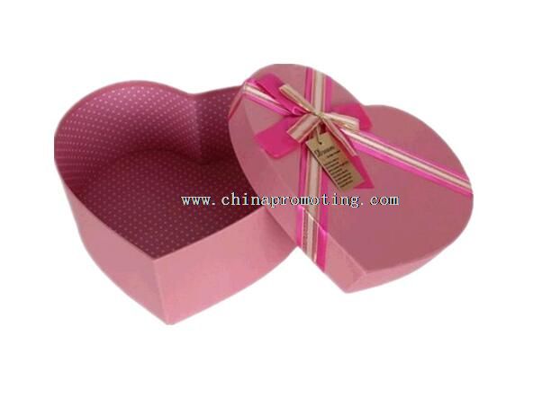 kotak hadiah pernikahan merah muda