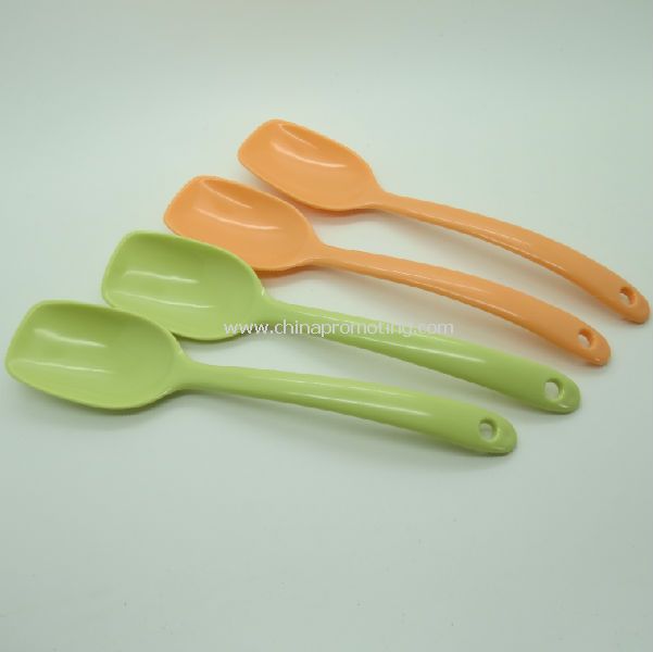 cucharas de plástico colorido del helado
