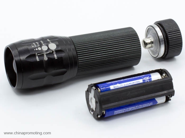 High power adjustable zoomable flashlight