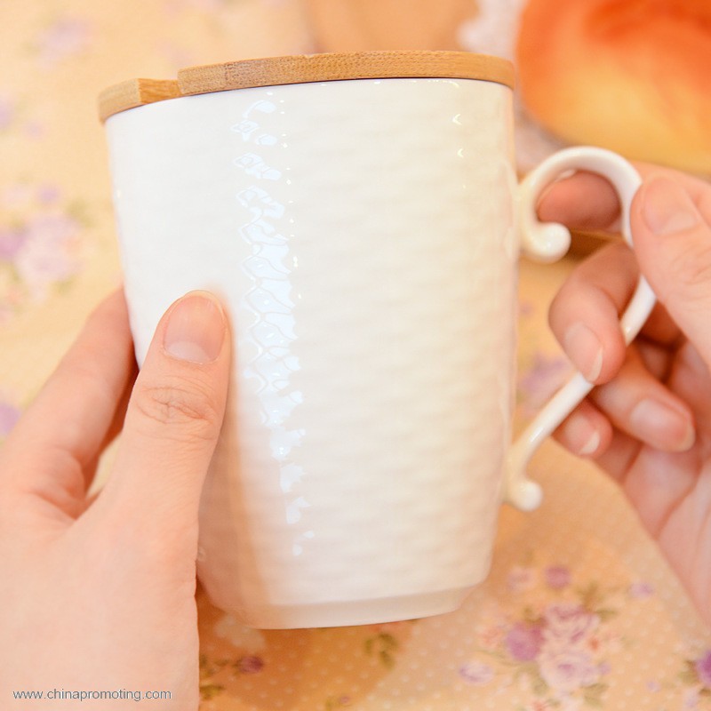 European Embossment Ceramic Mugs with Spoon and Lid